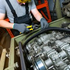 วิธีการตรวจสอบและเปลี่ยนสายพานเครื่องยนต์ในเครื่องจักรกลหนัก