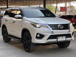 Toyota, Fortuner 2016 TOYOTA FORTUNER  4dr 7st Auto 6sp RWD 2.8DCT. ปี 2016.  สีขาว แรฟหลังคาดำ Mellocar