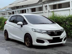 HONDA NEW JAZZ GK 1.5 S  Y2018 สีขาว เกียรออโต้ ราคา  379,000 Honda, Jazz 2018